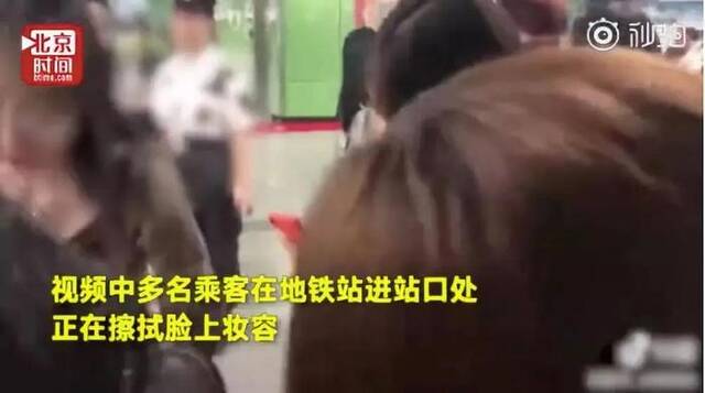 网友建议地铁拒绝“奇装异服人员”？成都地铁回应！