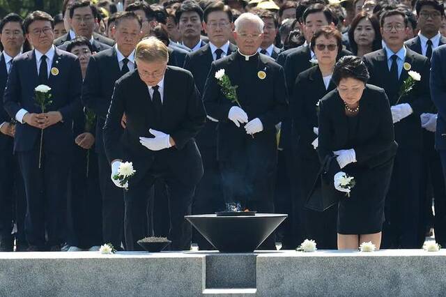 当地时间5月23日下午，文在寅（左）与夫人金正淑（右）出席卢武铉逝世15周年追悼仪式。