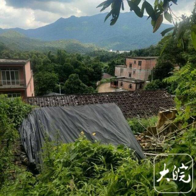 当地的大山和居民们住的房屋