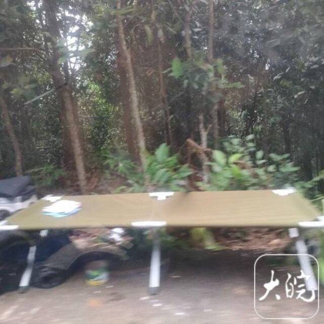 当地的搜捕人员以及休息的简易床