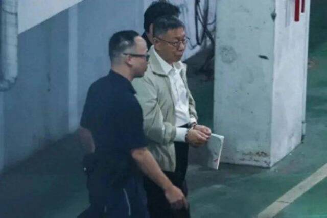 柯文哲上囚车画面曝光，支持者高喊“加油”，网友贴出看守所菜单