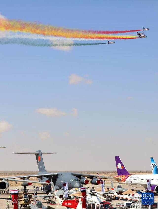 中国空军八一飞行表演队在首届埃及航展进行飞行表演