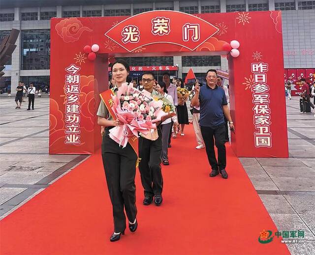 9月1日，贵州省六盘水市军地在六盘水火车站广场举行迎接退伍老兵返乡仪式。赵婵娟摄