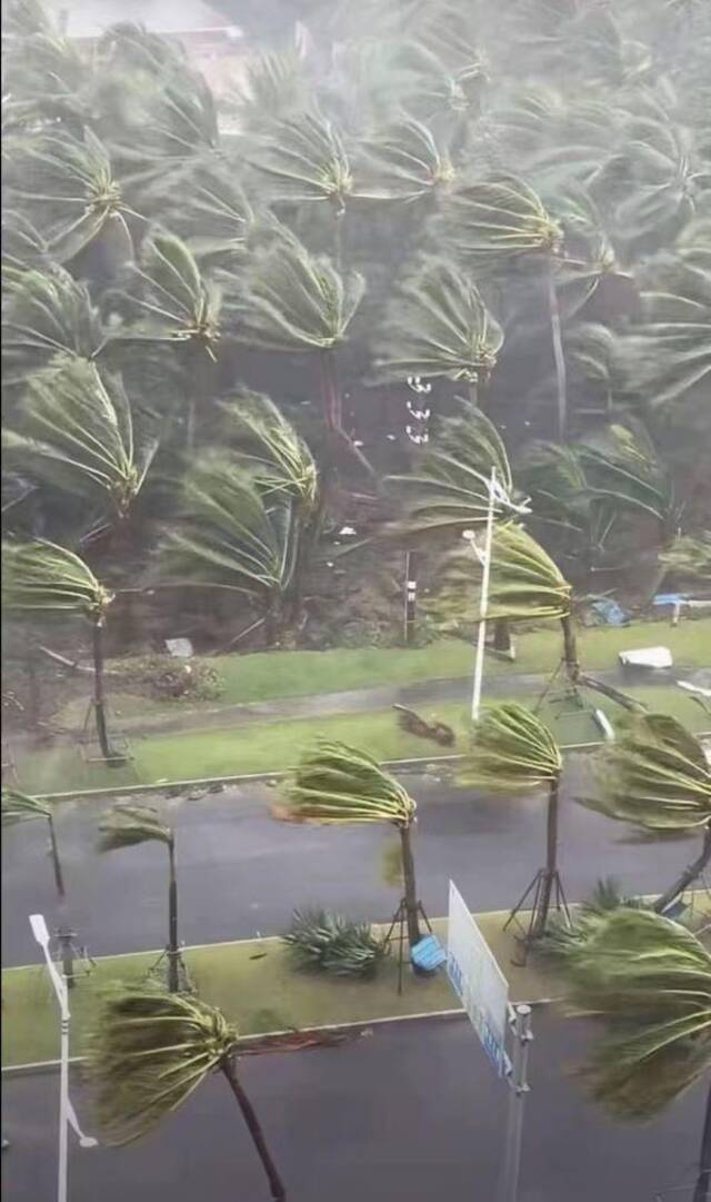 台风中的海口街道。