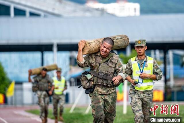 图为官兵进行战斗体能训练。滕召森摄