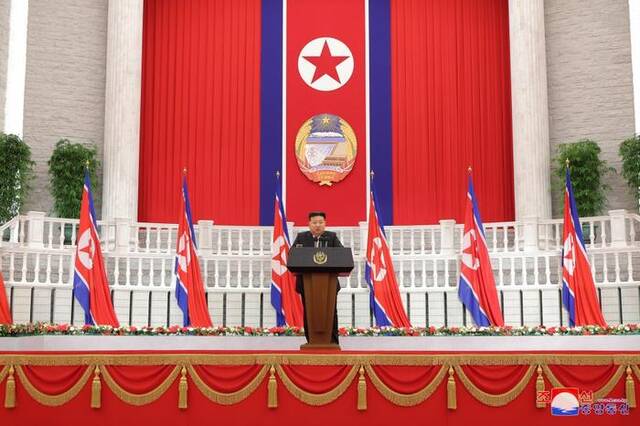 9月9日，金正恩会见党政领导干部祝贺国庆节。（图/朝中社）