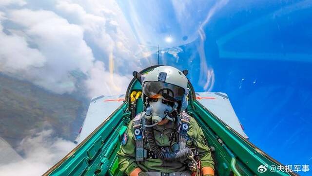 一组图直击现场！南部战区空军实战化飞行训练