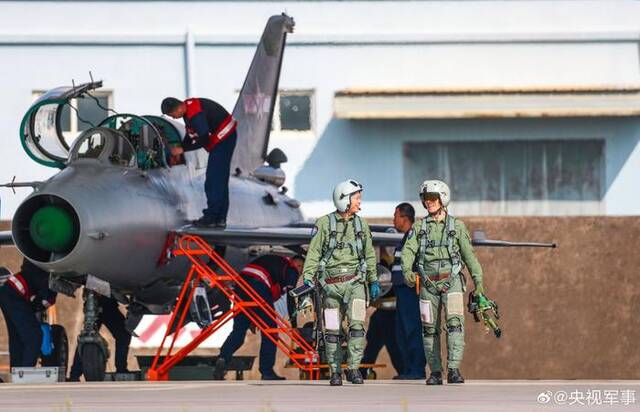 一组图直击现场！南部战区空军实战化飞行训练