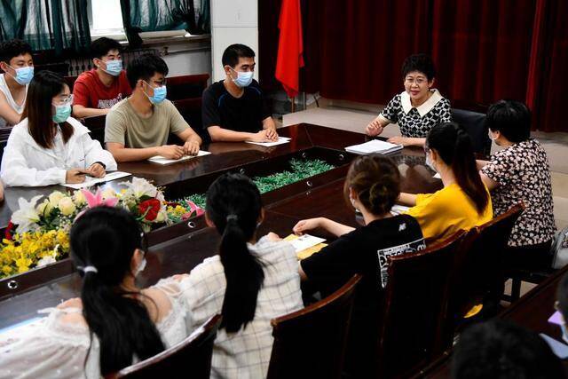 2020年6月16日，在山东潍坊学院法学院，全国人大代表高明芹在宣讲《民法典》相关内容。新华社记者郭绪雷摄