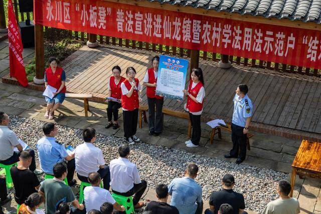 2023年7月10日，在重庆市永川区仙龙镇双星村，“小板凳”宣讲队成员在为村民宣讲长江十年禁渔相关知识。新华社记者黄伟摄