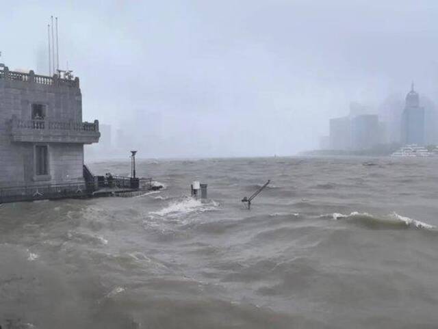 外滩寸步难行，黄浦江水位高涨！上海中心阻尼器晃动明显！暴雨预警升级！台风何时走→