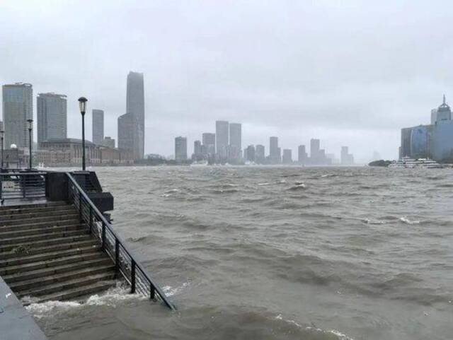 外滩寸步难行，黄浦江水位高涨！上海中心阻尼器晃动明显！暴雨预警升级！台风何时走→