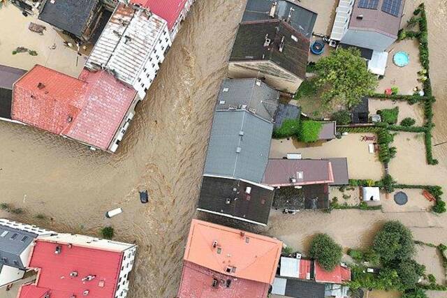 当地时间9月15日，波兰南部格武霍瓦济，城镇被洪水淹没视觉中国