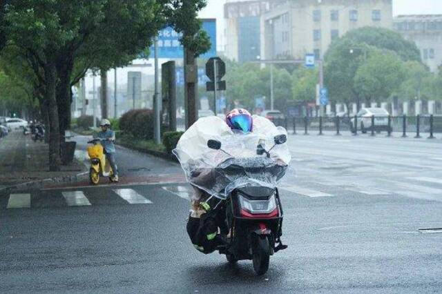 9月16日，江苏苏州，市民雨中出行。中新社记者张祥毅图