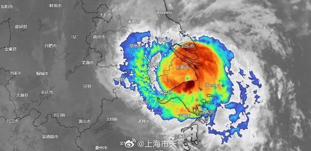 台风“贝碧嘉”减弱，中心位于上海奉贤区，风雨影响最强时段还未结束