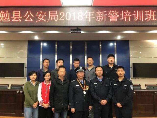 警方：别划走，请在她的橱窗买点东西，如果可以的话……