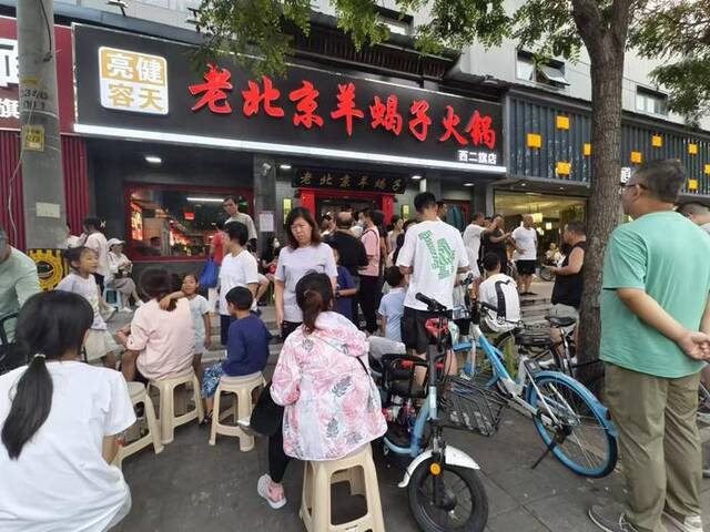 8月24日下午6点，北京西二旗大街亮健容天老北京羊蝎子火锅店门前，大量市民在排队等候就餐。新京报记者浦峰摄