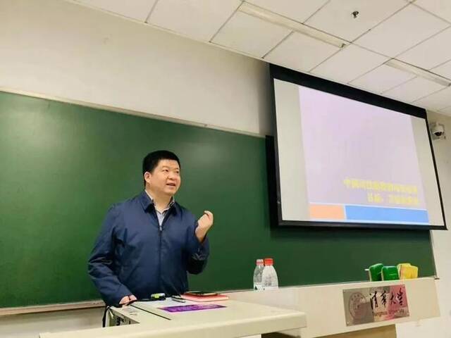 何帆在清华大学法学院讲授“中国司法制度和司法改革”课程