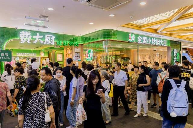 费大厨辣椒炒肉多门店在中秋假期迎来客流高峰。受访者供图