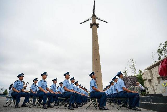 ↑“空军红色地标巡礼”第八站活动现场，第一代空降兵王福荣为官兵们讲述战斗故事。邓贵勇摄