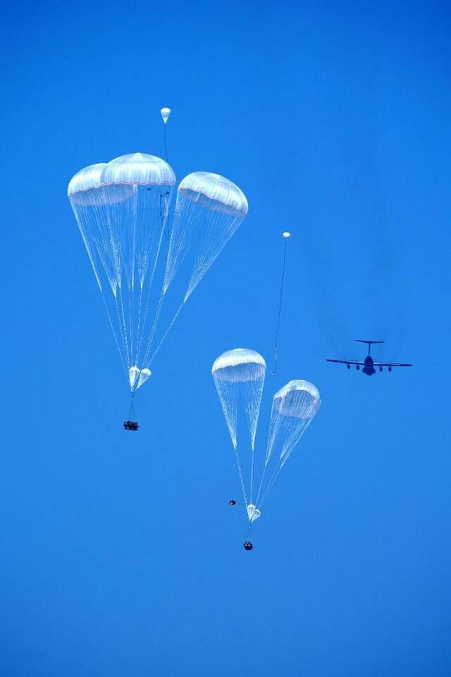 ↑重装空投。刘冰冰摄