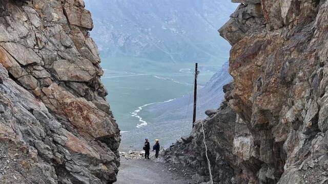 中国电信的网络服务团队在天山盘山土路上进行通信保障