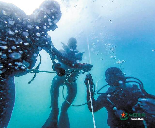 海上猎雷——海军某扫雷舰大队反水雷训练影像