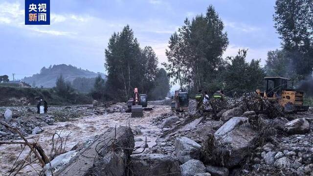 甘肃多地降雨 山洪导致积石山县部分道路桥梁受损