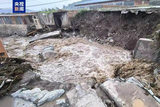 甘肃多地降雨 山洪导致积石山县部分道路桥梁受损