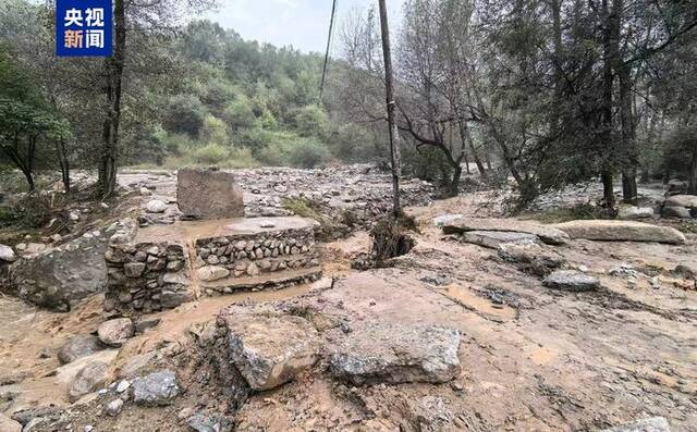 甘肃多地降雨 山洪导致积石山县部分道路桥梁受损