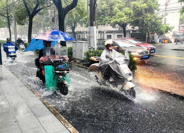 2024年9月20日，上海，台风“普拉桑”前一夜在奉贤沿海二次登陆后杨浦区部分路段积水严重。视觉中国图