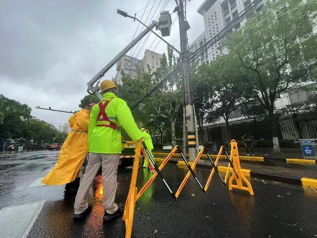 国网上海电力员工在大连西路201弄运用绝缘斗臂车抢修故障线路