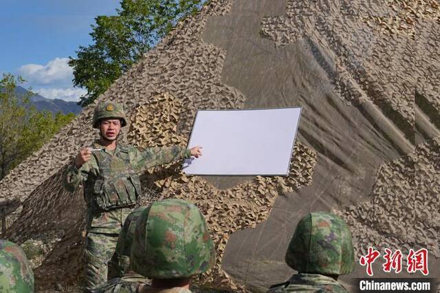 陈杨传授“目标识别”分析技巧。方圣文摄