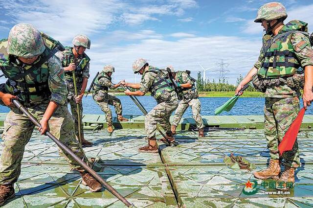 陆军某旅渡河工程保障训练掠影