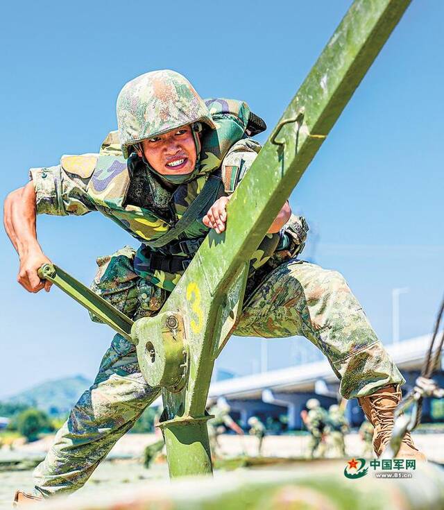 陆军某旅渡河工程保障训练掠影