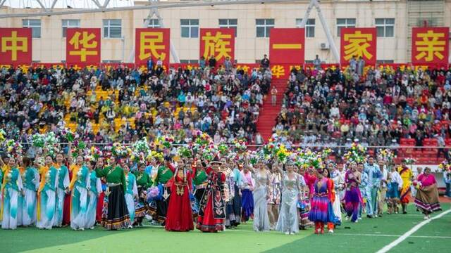 2024年8月8日，在青海省海西蒙古族藏族自治州德令哈市，演员在文艺展演活动上表演。新华社 图