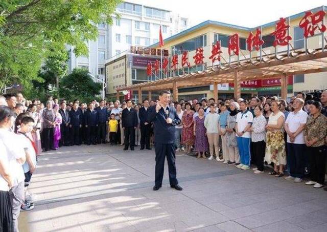 △2024年6月19日，习近平总书记在宁夏银川市金凤区长城花园社区考察时，同社区居民亲切交流。