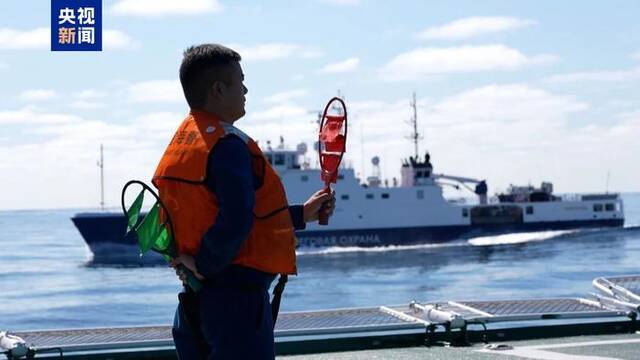 中俄海警舰艇编队在北太平洋公海执行联演联巡任务