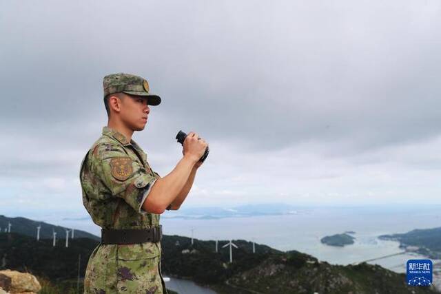 东部战区海军某观通站战士目力观测海面情况（9月28日摄）。新华社发（王鹏涛摄）