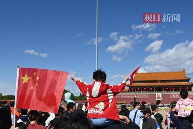 游客们在天安门广场参观拍照