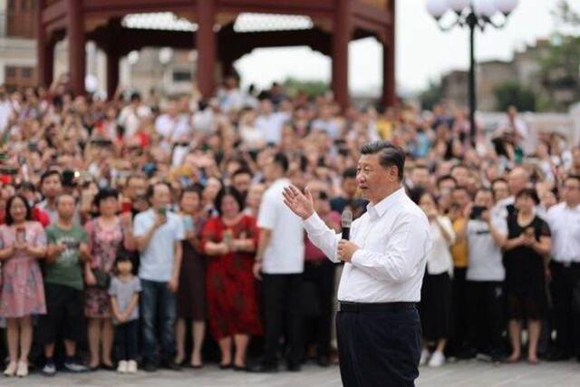 2020年10月12日至13日，习近平总书记在广东考察。这是13日下午，习近平总书记在汕头市小公园开埠区，同当地群众和游客亲切交流。新华社记者王晔摄