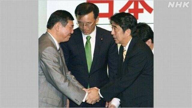 2012年，自民党举行总裁选举，石破茂在第二轮投票中败给安倍晋三。（图片来源：央视新闻）