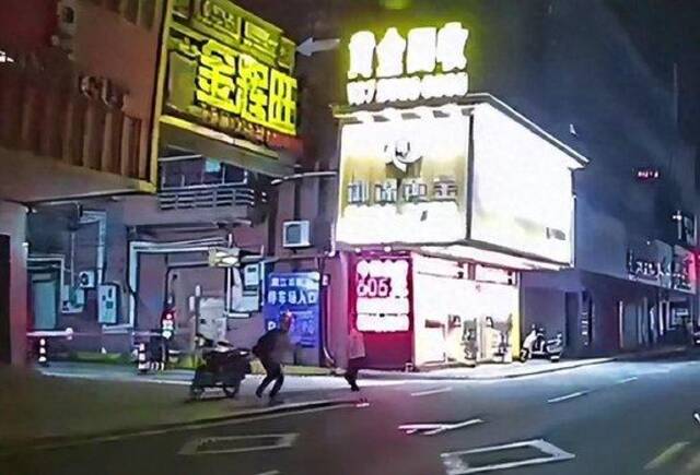 深夜头盔男闯金店打劫，女店员追出店外与其厮打，廉江刑警介入调查