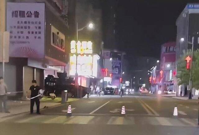 深夜头盔男闯金店打劫，女店员追出店外与其厮打，廉江刑警介入调查