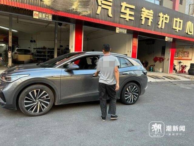 陆总聊完A股，给客户检查汽车，吴恩慧摄