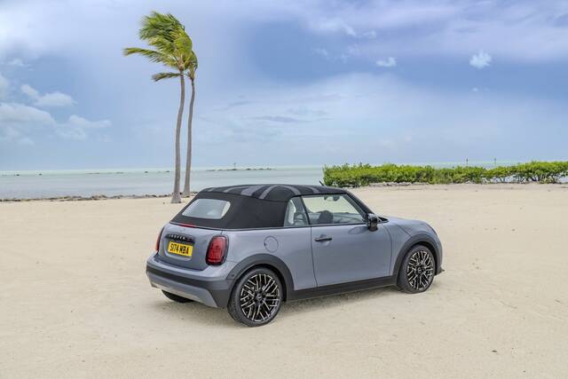 宝马发布新一代 MINI Cooper 敞篷车：18 秒自动开启车顶，2.72 万英镑起