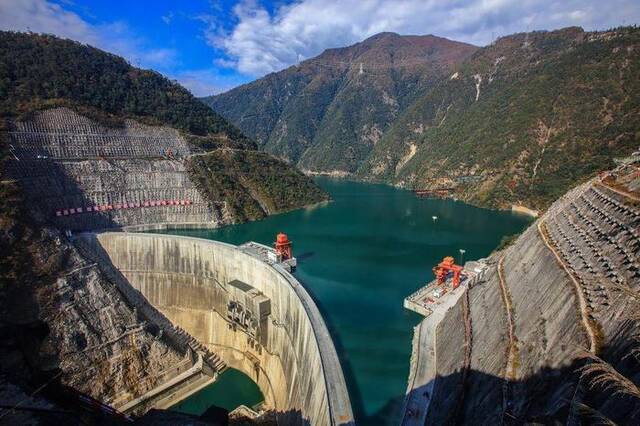 这是国家能源集团大渡河大岗山水电站大坝全貌（资料照片）。新华社发（李丽摄）