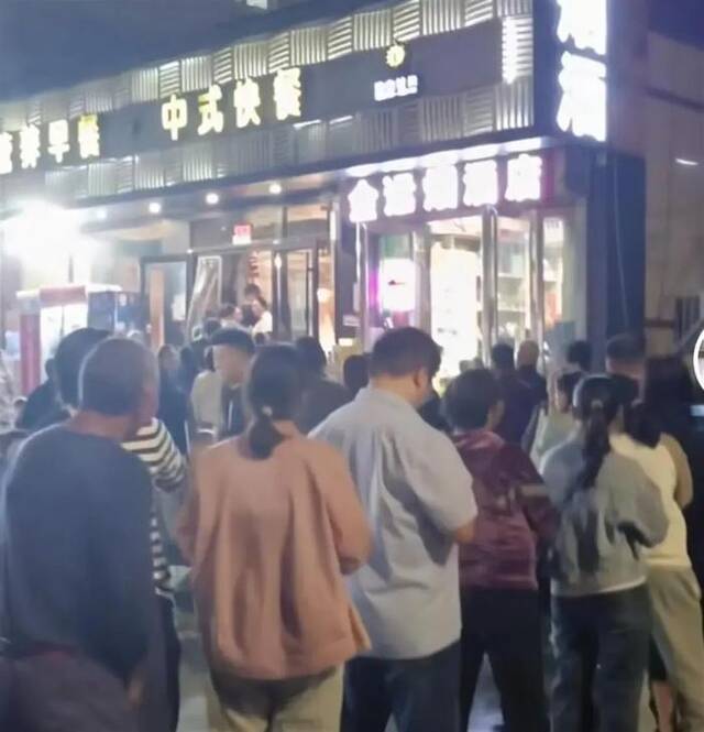 3天退了近20万元！餐馆闭店后，老板给顾客退预付款，前几年曾卖房给顾客退钱