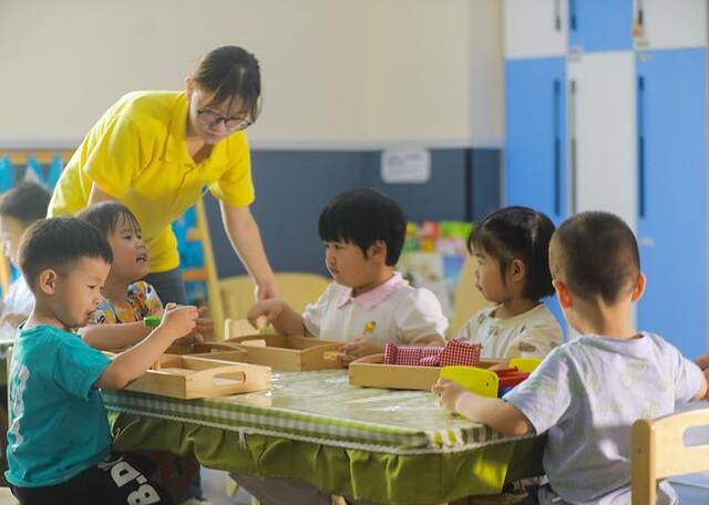 2024年8月9日，贵州毕节，黔西市莲城街道莲城社区“早教托育班”的孩子们，在老师的带领下玩积木游戏。视觉中国资料图