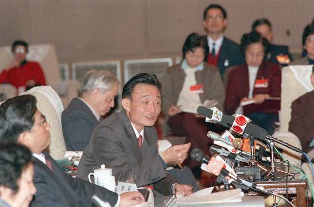 1994年3月，时任上海市委书记的吴邦国同志在全国两会上海代表团全团会议上。新华社记者刘建国摄